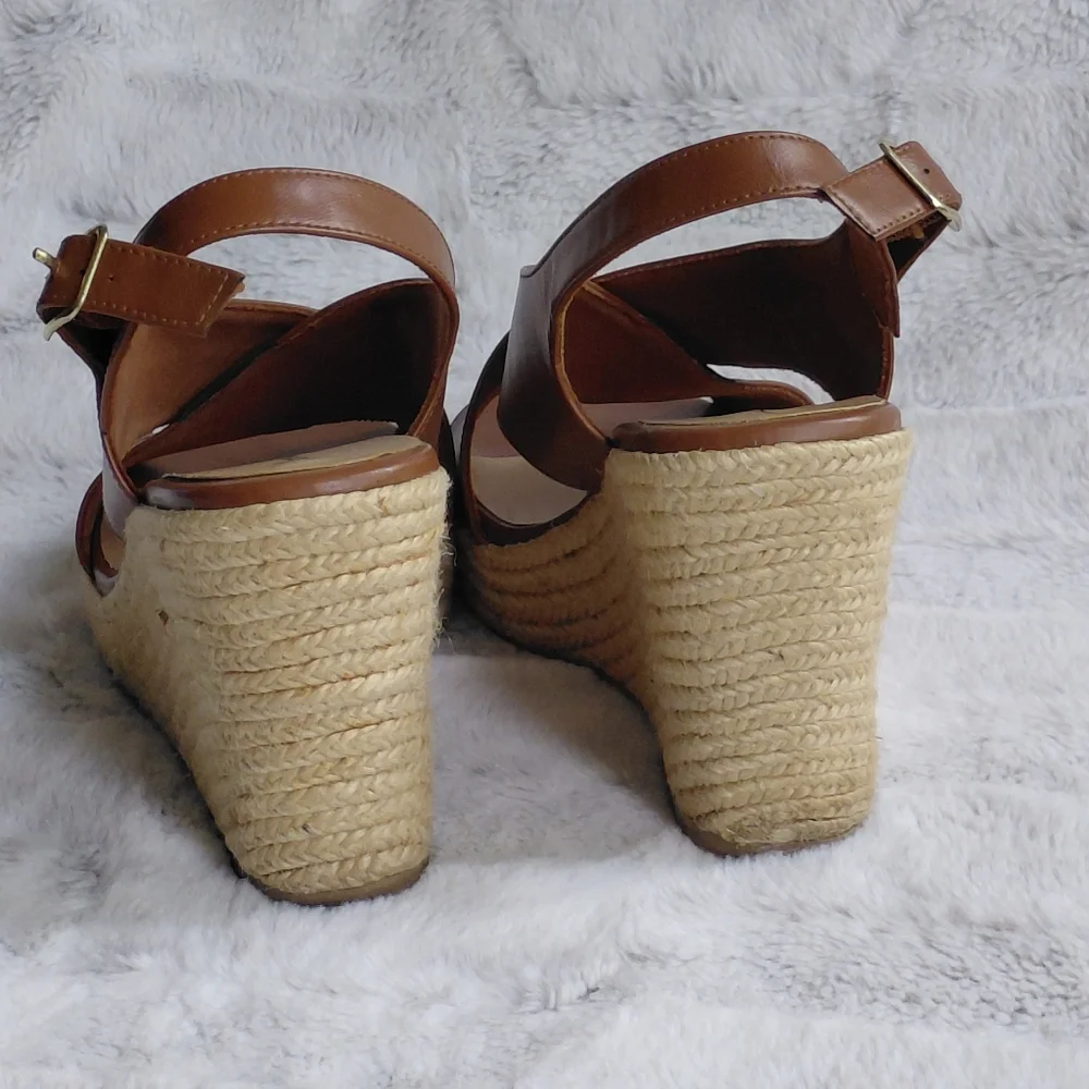 American Eagle Wedge Brown Buckle 4in Heel Sandle. Size 10.